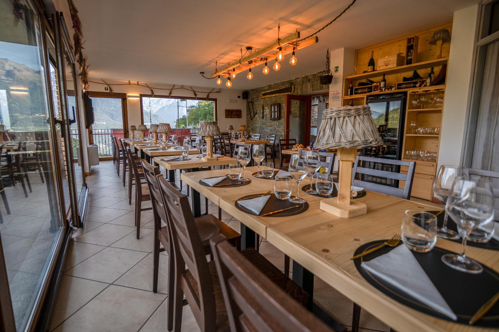 Una Finestra Sulle Alpi - Blurred background image